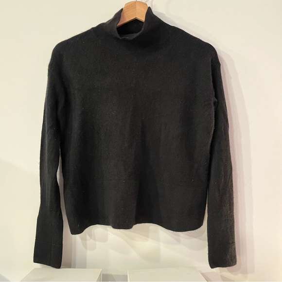 Everlane The Boxy Turtleneck in Cashmere - Picture 1 of 5